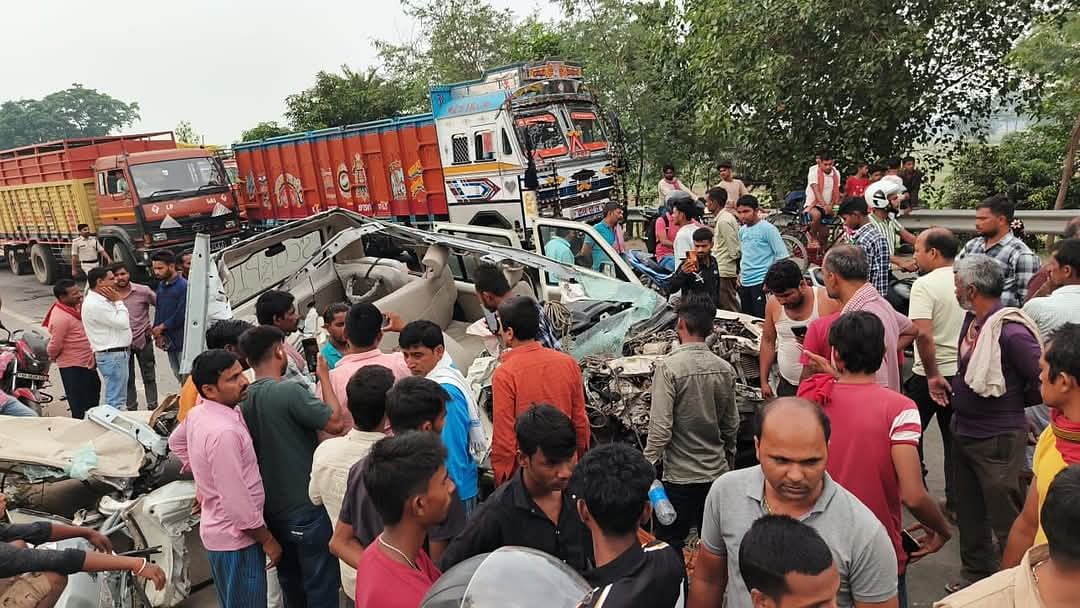 घटना के बाद लगी भीड़।