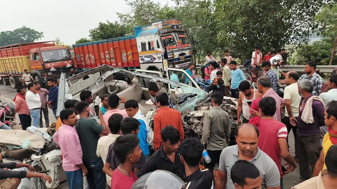 Bihar: Three people died in a road accident on Muzaffarpur-Sitamarhi highway, collision between car and truck