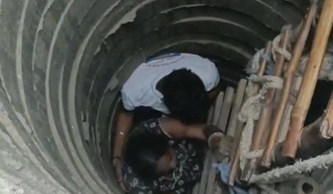 Bihar News: Woman fell into 25 feet deep tank in Begusarai: Young man saved her life