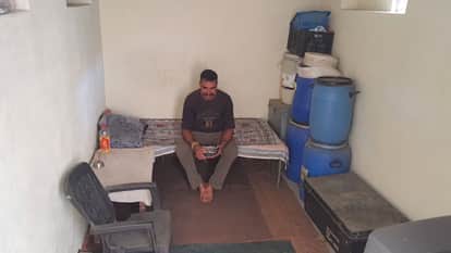 बंकर में रह रहे सांबा के लोग