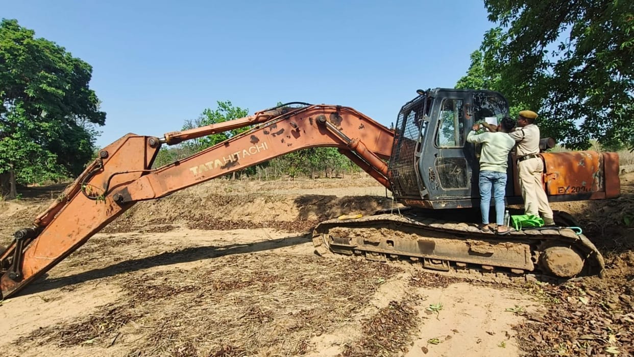 The mineral department raided the illegal sand mine in Balod and shut it down