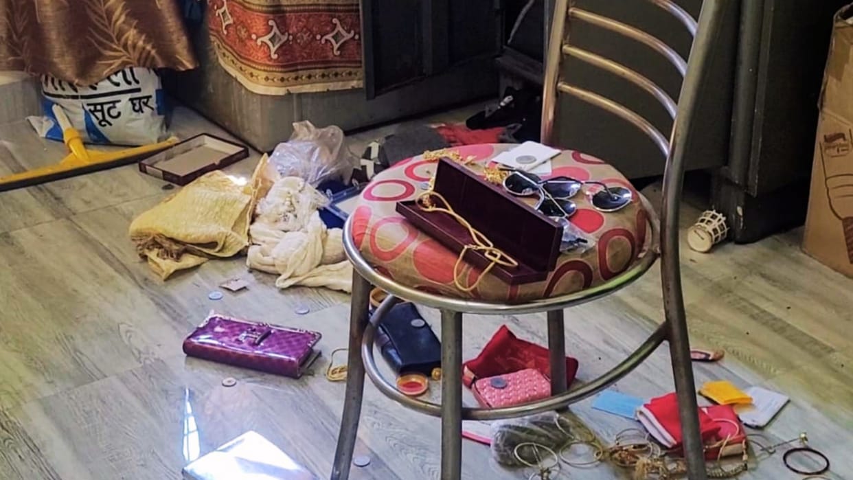 Theft worth lakhs in Varanasi Closed house and beer shop searched thieves drank alcohol police arrived