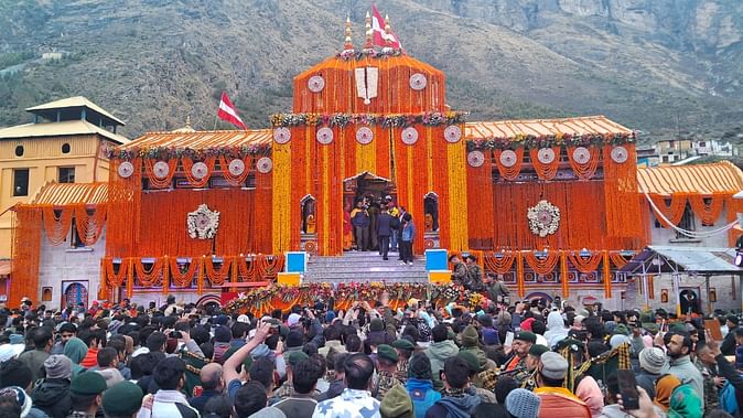 बद्रीनाथ मंदिर के कपाट खुले, श्रदालुओ की उमड़ी भीड़, सीएम धामी ने भी की पूजा अर्चना