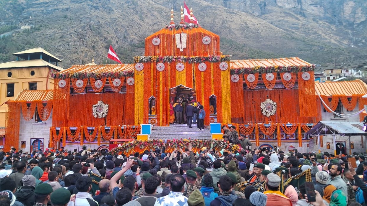 Chardham Yatra 2025 Badrinath Dham Temple doors open today for Pilgrims Huge Crowd gathered