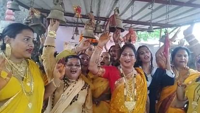 Eunuchs offered bells to Sheetla Maa remembered their ancestors and Guru large number of people gathered