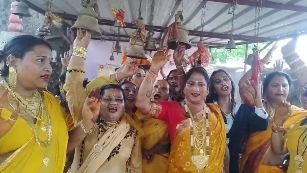 Eunuchs offered bells to Sheetla Maa remembered their ancestors and Guru large number of people gathered