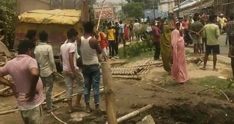 Bihar News: बालू लदा बेकाबू ट्रक ने महिला को कुचलते हुए घर में जा घुसा, मौके पर ही मौत; घटना से मची अफरातफरी