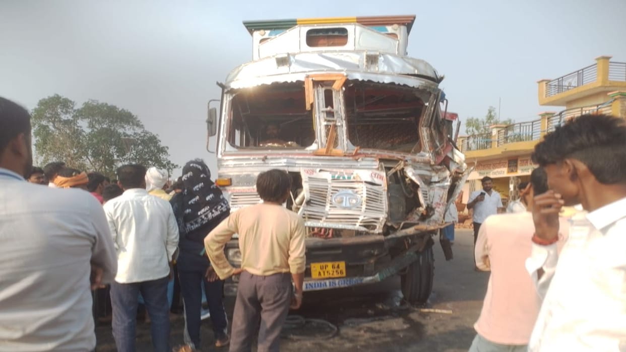 road accident in sonbhadra trolley overturned people trapped underneath one died crowd blocked highway