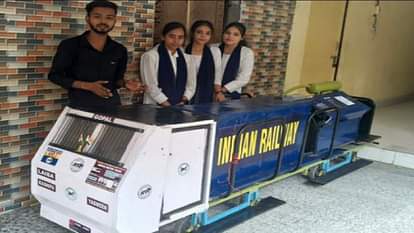 ईंजन के मॉडल के साथ विद्यार्थी