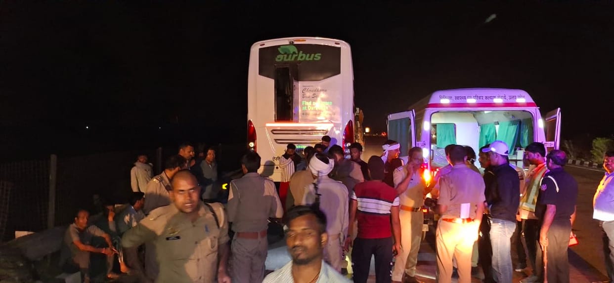 Unnao Accident Bus collided with truck from behind driver died 31 passengers injured 14 seriously injured