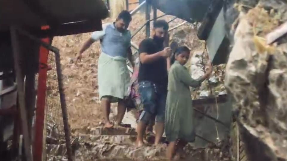 Mussoorie News After heavy rain Kempty Falls took terrible form  water entered inside shops Photos