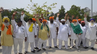 Rakesh Tikait episode: Khaps of UP and Haryana wore turbans, SP and RLD stalwarts seen on one stage