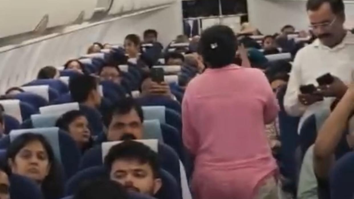 Pilot did not come flight could not take off for three hours stranded passengers created ruckus