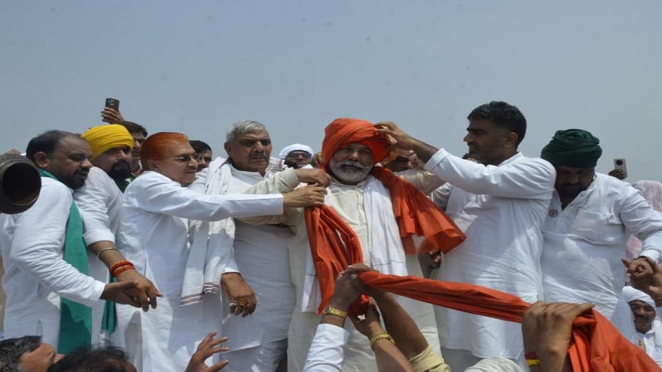 Rakesh Tikait episode: Khaps of UP and Haryana wore turbans, SP and RLD stalwarts seen on one stage