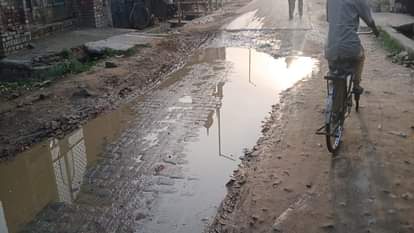 सिकंदराराऊ में ईदगाह के सामने रास्ते पर भरा पानी
