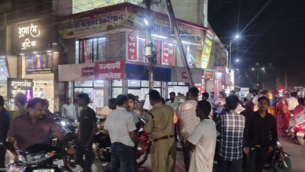 traders blocked the road at Sonaliya Chowk Due to the deteriorating electricity situation in Korba