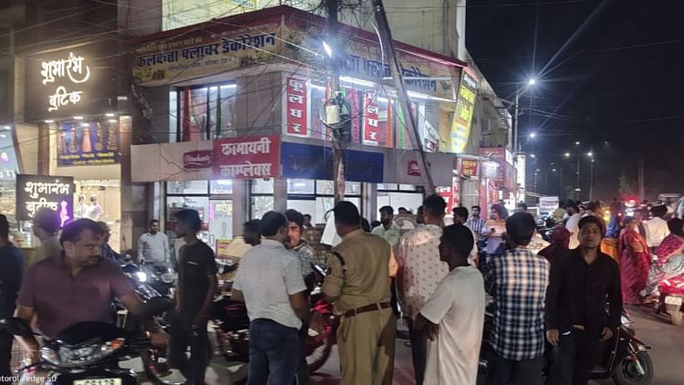 कोरबा में बिजली संकट: आंधी-तूफान के बाद बिगड़ी बिजली व्यवस्था, व्यापारियों का सोनालिया चौक पर किया चक्का जाम