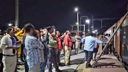 Sasaram: Sparks suddenly started coming out of traction wire, Vande Bharat Express stopped at Dehri Junction