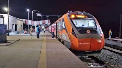 Sasaram: Sparks suddenly started coming out of traction wire, Vande Bharat Express stopped at Dehri Junction