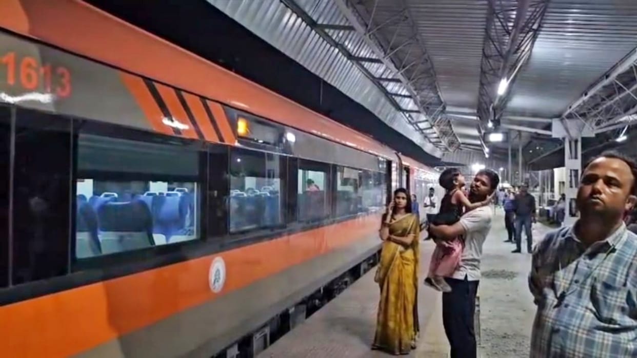 Sasaram: Sparks suddenly started coming out of traction wire, Vande Bharat Express stopped at Dehri Junction