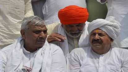 Rakesh Tikait episode: Khaps of UP and Haryana wore turbans, SP and RLD stalwarts seen on one stage