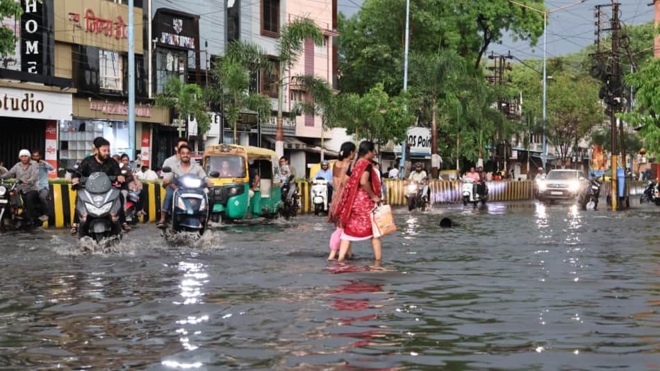 Indore Weather News: Sudden Rain, Hailstorm and Power Outage Cause Chaos Across the City