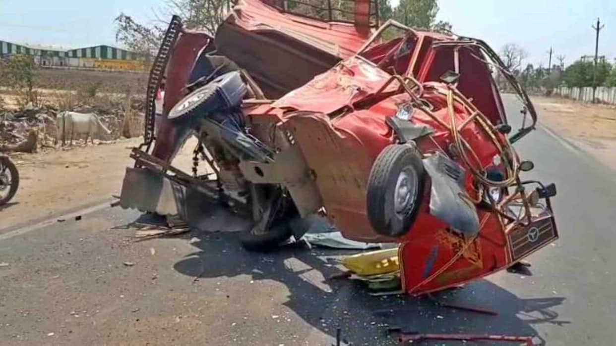 Raisen News: Auto split into two parts after collision with bus on Raisen-Sagar road