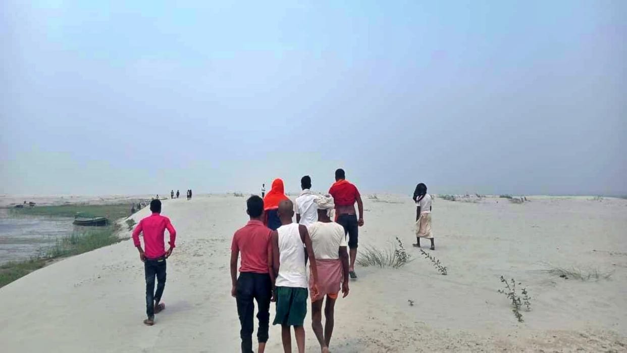 Vaishali News: Brother-sister drowned in Ganga river in front of mother, son's body found