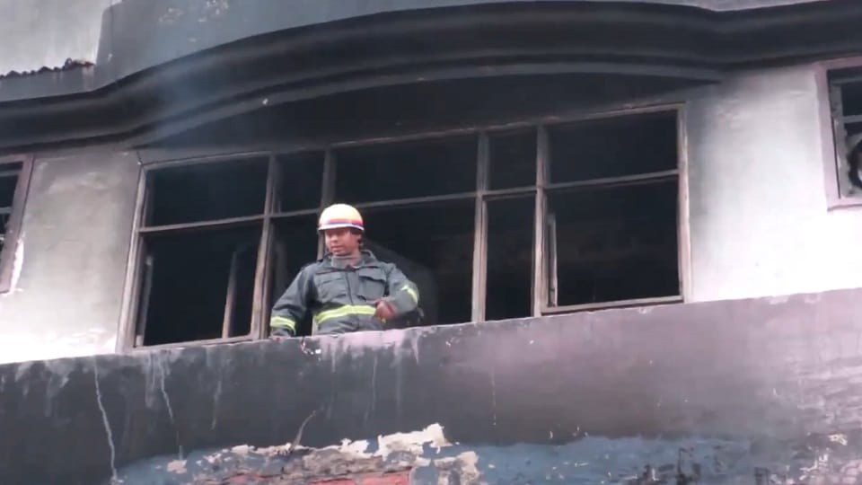 Kanpur : Fire broke out in a six-storey building in the Chaman Ganj area of the city