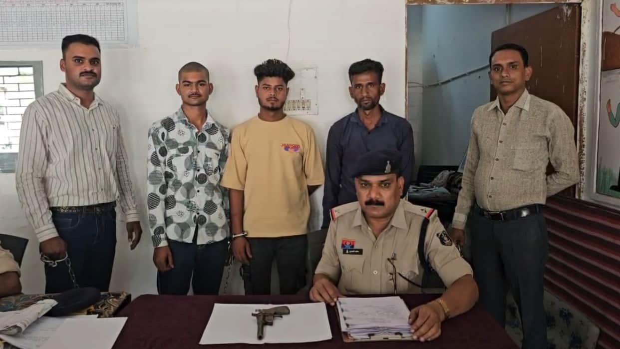 main accused who brandished country-made pistol in Bhatapara has been arrested
