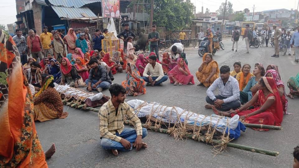 Two youths were beaten to death at wedding in Amethi villagers blocked road by placing their bodies