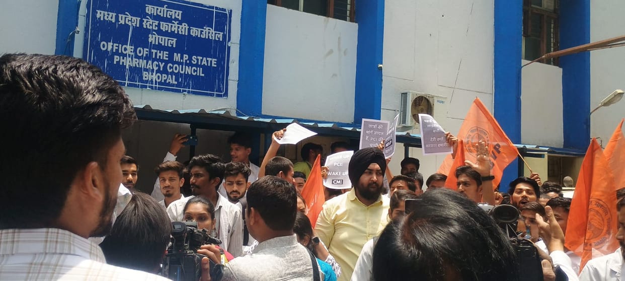 Bhopal: People have to wait for one and a half years for registration in Pharmacy Council, ABVP protested