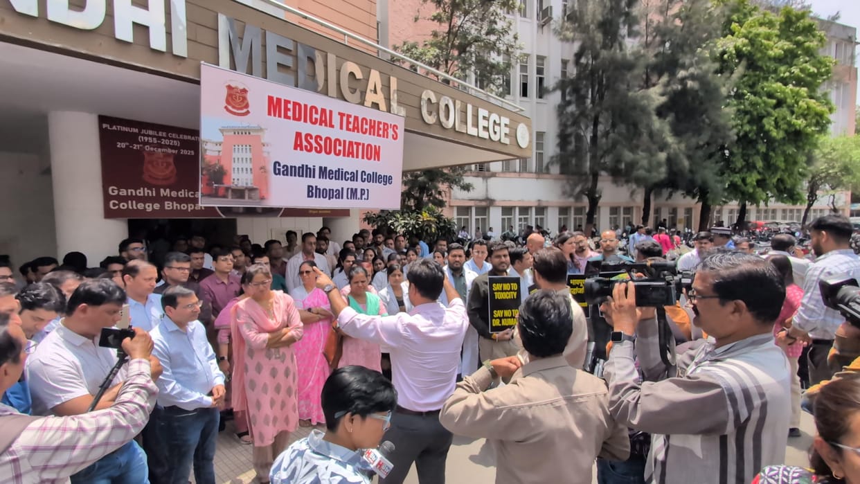 Bhopal: Protests are going on across the state regarding the appointment of DME, doctors protested by wearing