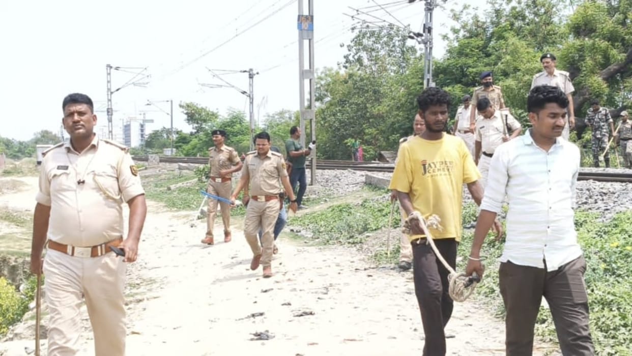 Bihar News : loot by putting knife on girl's neck begusarai bihar police