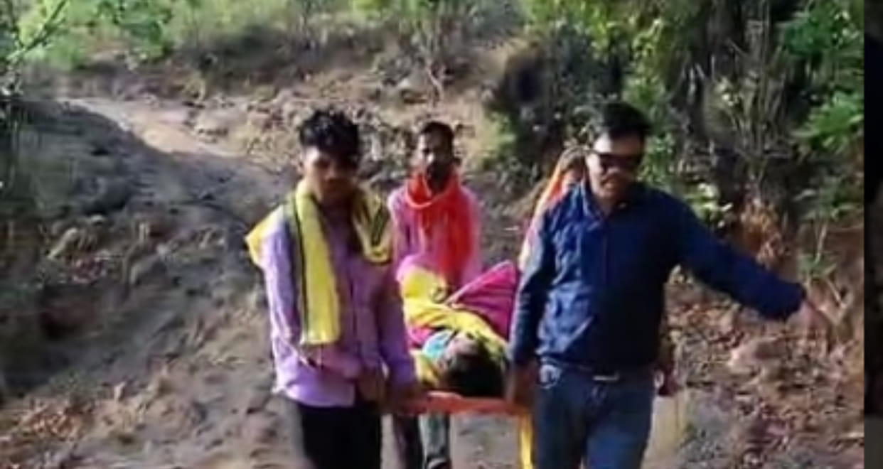 Example of service spirit on bad roads: 108 ambulance team escorts pregnant woman to hospital with stretcher