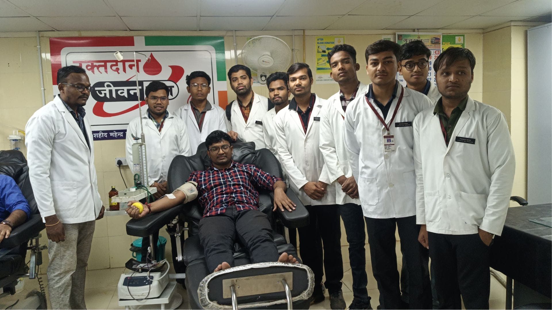 एमबीबीएस छात्रों ने किया रक्तदान