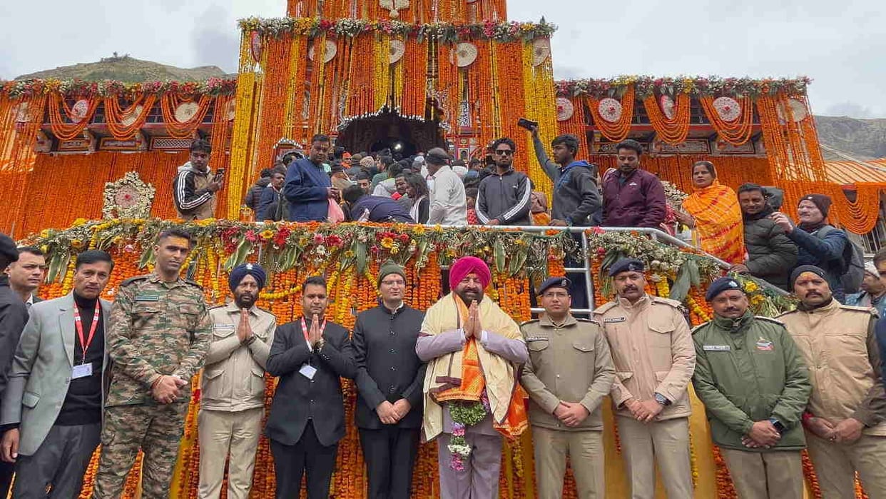 Governor Lieutenant General Gurmeet Singh (Retd) reached Badrinath Dham and offered prayers