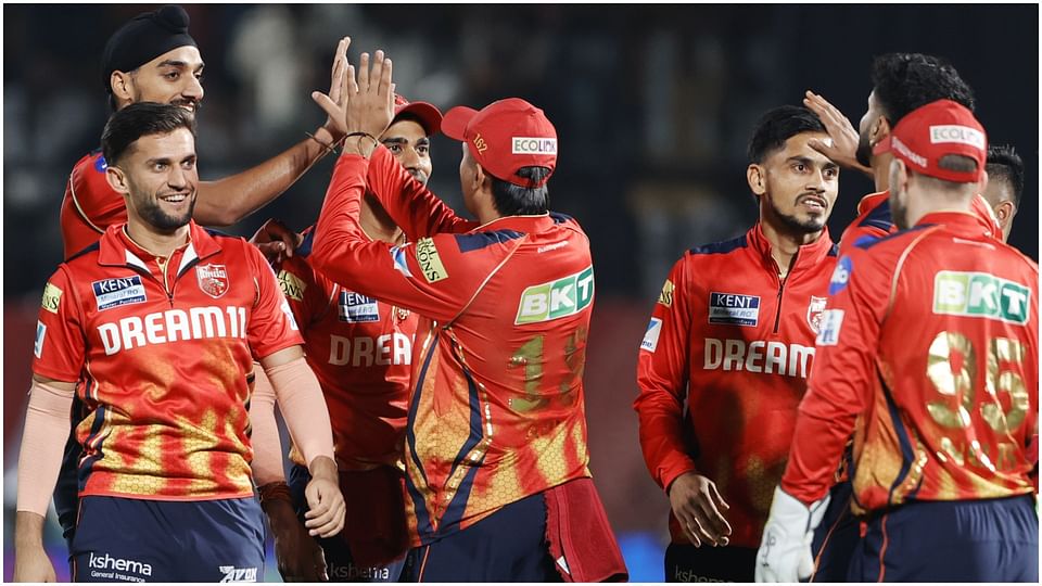 IPL 2025: प्लेऑफ में पहुंची चारों टीमों के लिए अब करो या मरो वाले मैच, एक हार और शीर्ष-दो की रेस से होंगे बाहर IPL 2025 RCB GT MI PBKS Top 2 Equation Scenario After Loss MI vs PBKS Main Match IPL Scenario Top 2