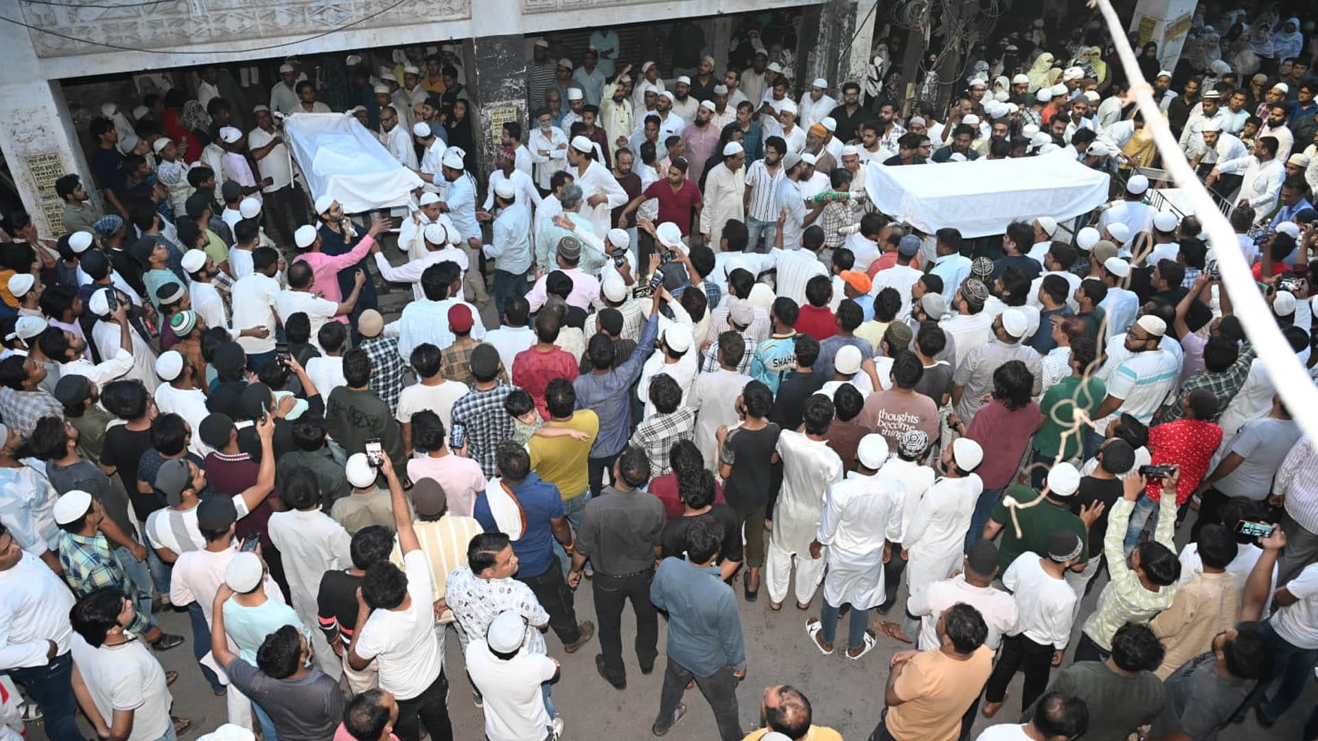 Kanpur Fire Incident: Family burnt in a six storey building, five bodies were taken out together