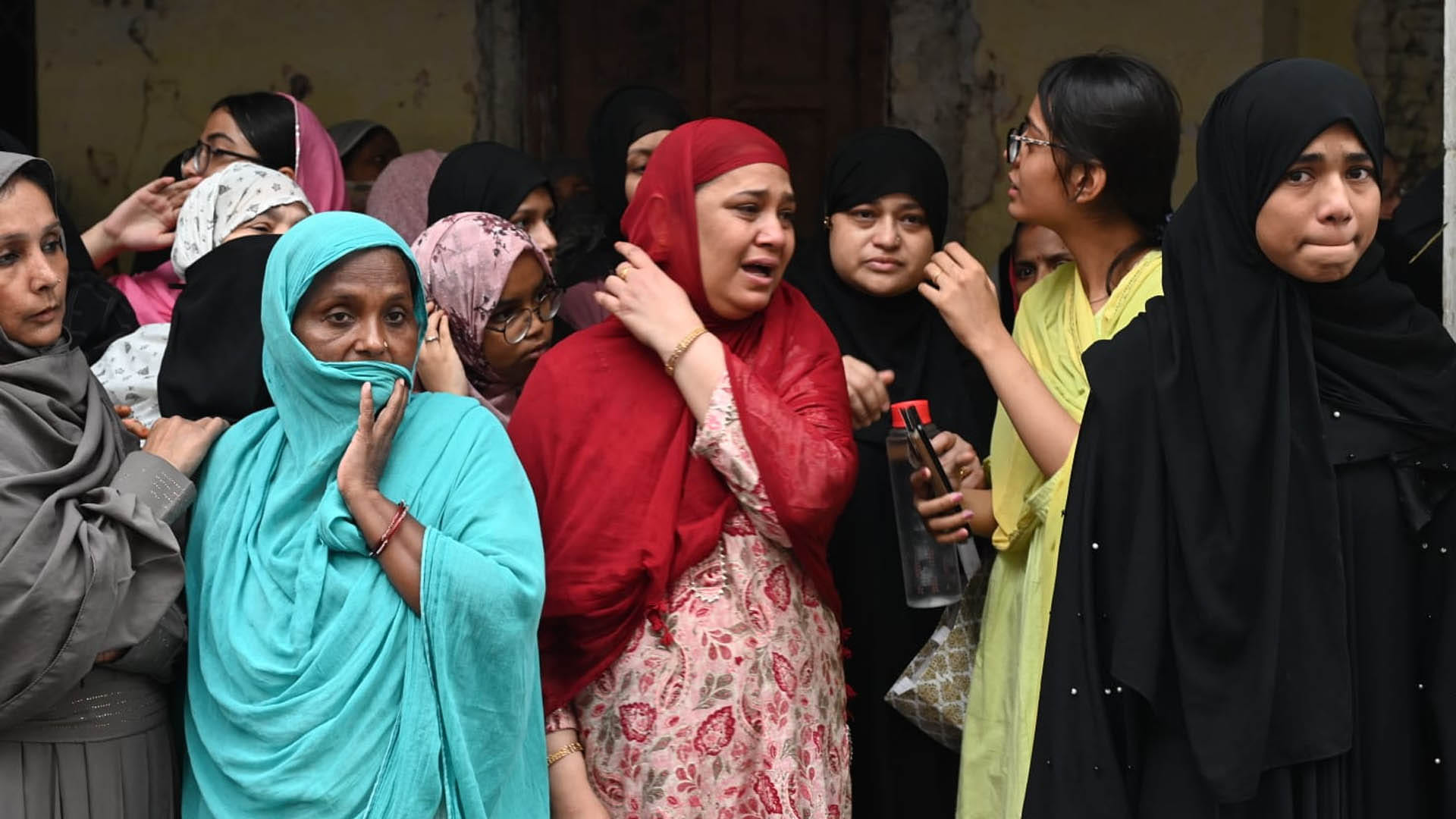 Kanpur Fire Incident: Family burnt in a six storey building, five bodies were taken out together
