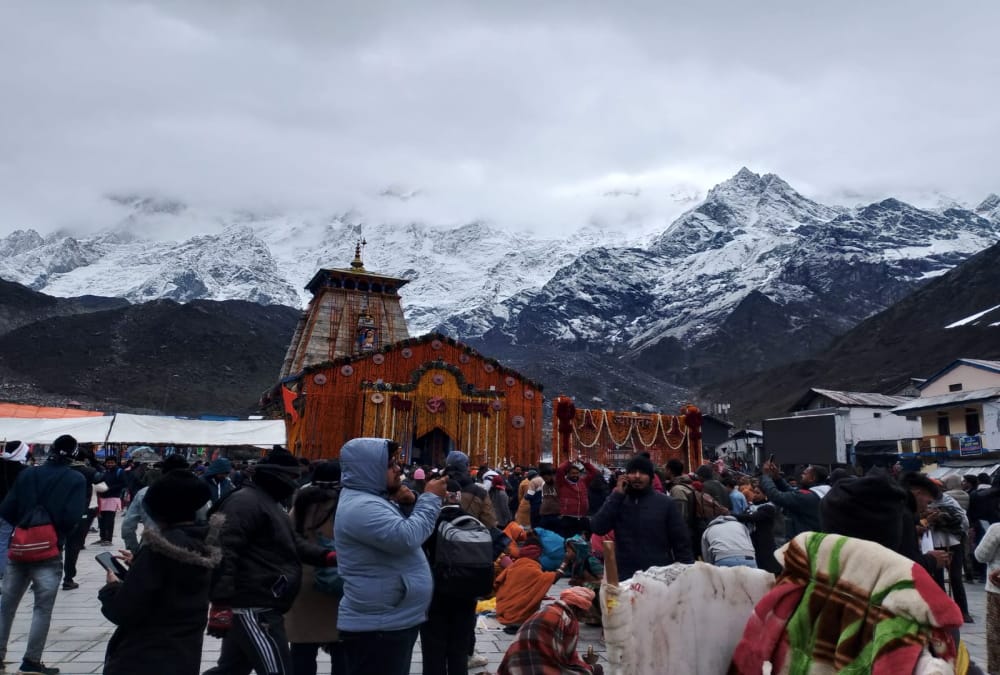 hardham Yatra Halted for 24 Hours Due to Heavy Rain Yamunotri Highway Blocked, Pilgrims Stuck