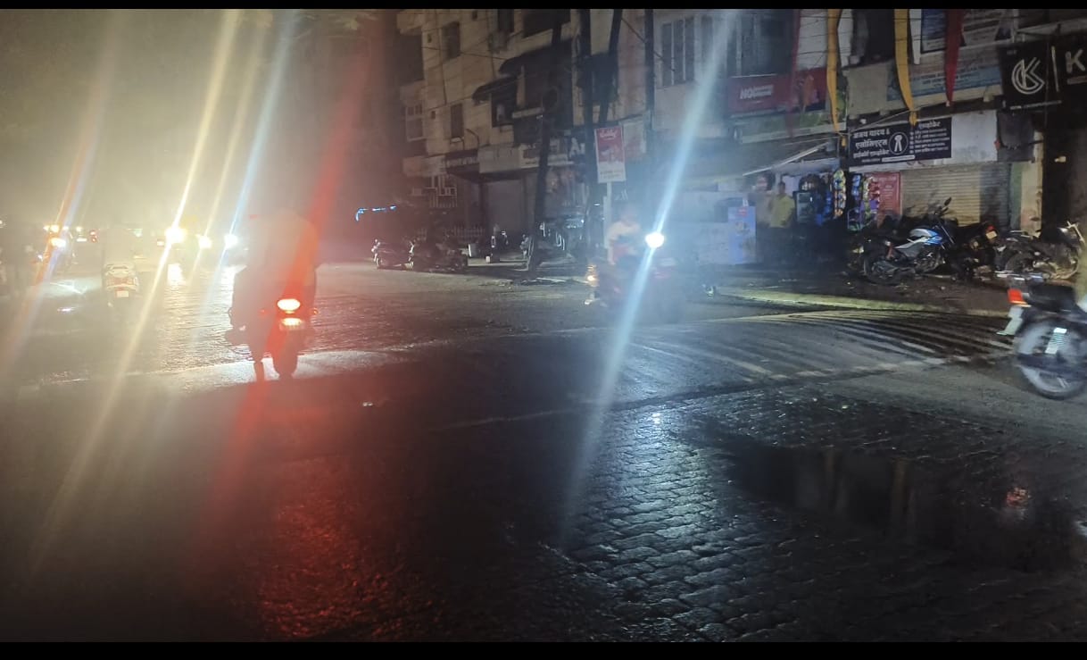 Indore: Many areas of Indore remained in darkness till 2 am, trees had fallen on the wires