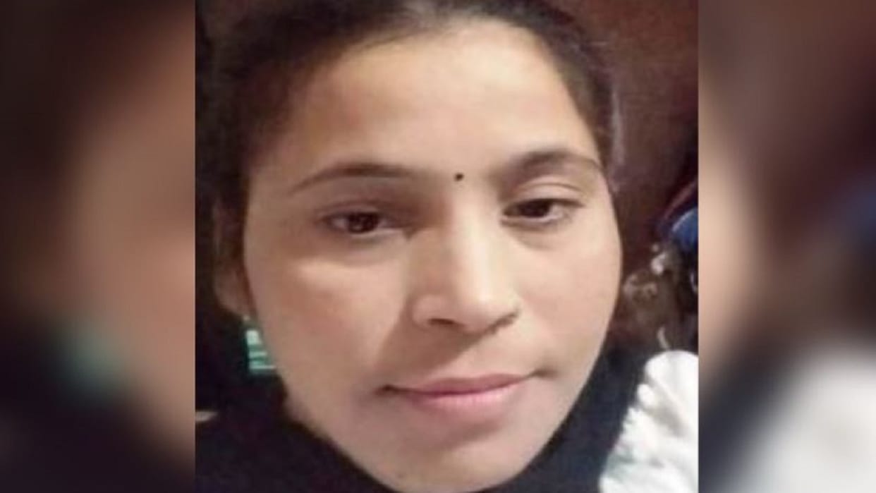girl dies in road accident due to bike hit by roadways bus in bareilly