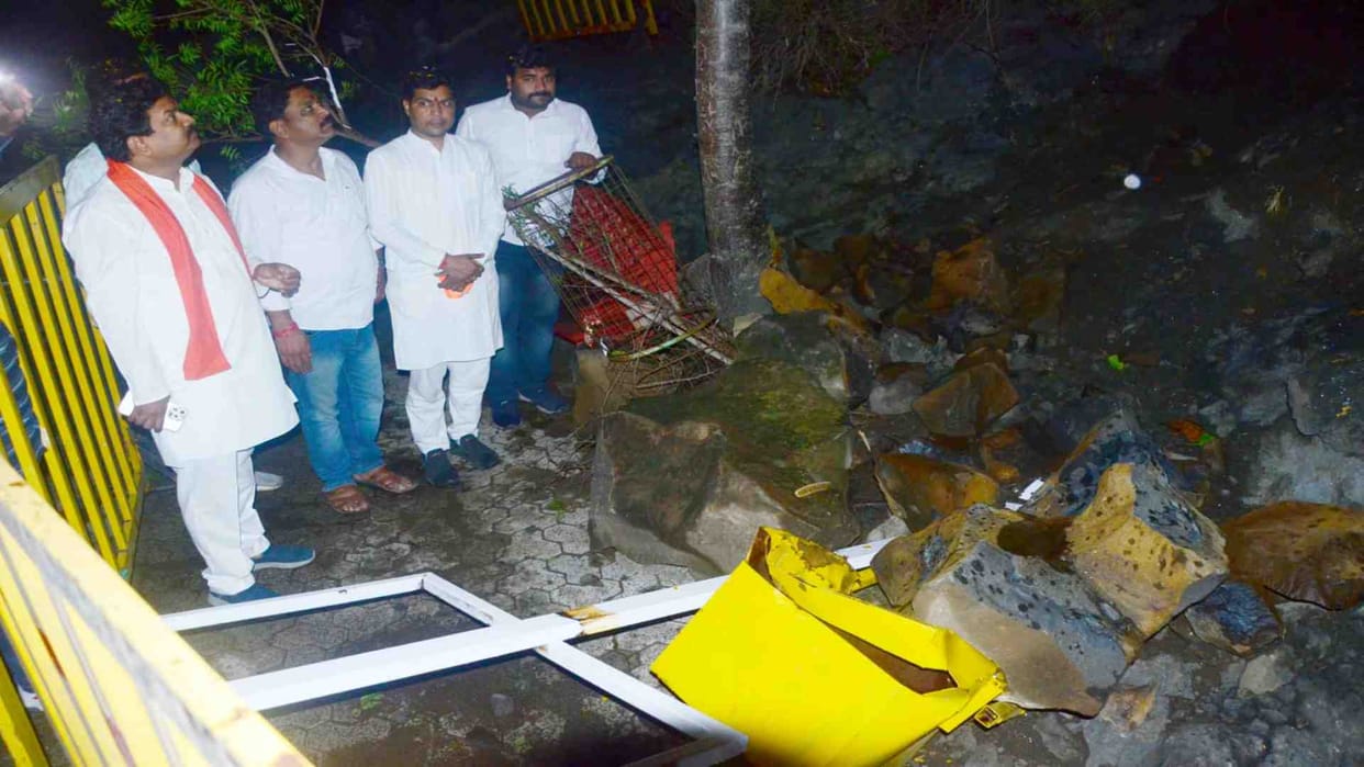Dewas News: Rocks slipped due to rain on Dewas Mata Tekri