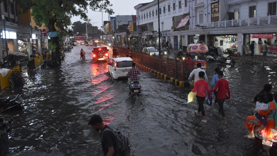 Moradabad: Waterlogging in just half an hour of rain, water filled in smart market too, traffic jam