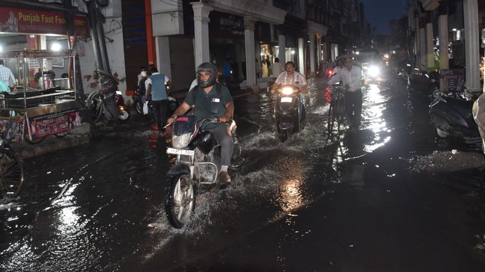 Moradabad: Waterlogging in just half an hour of rain, water filled in smart market too, traffic jam