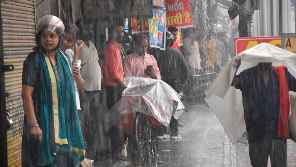 Moradabad: Waterlogging in just half an hour of rain, water filled in smart market too, traffic jam