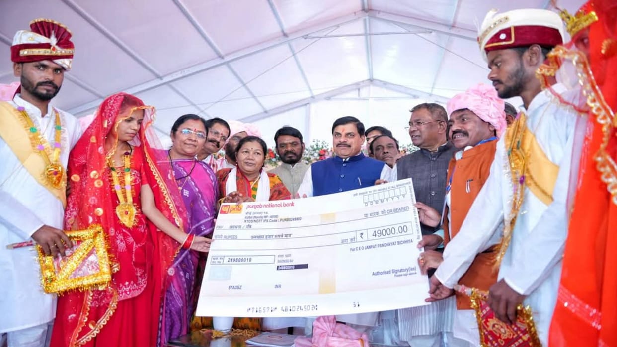 Mandla News CM Mohan Yadav attended closing ceremony of festival and also participated in mass marriage