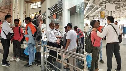 टिकट जांच करते हुए