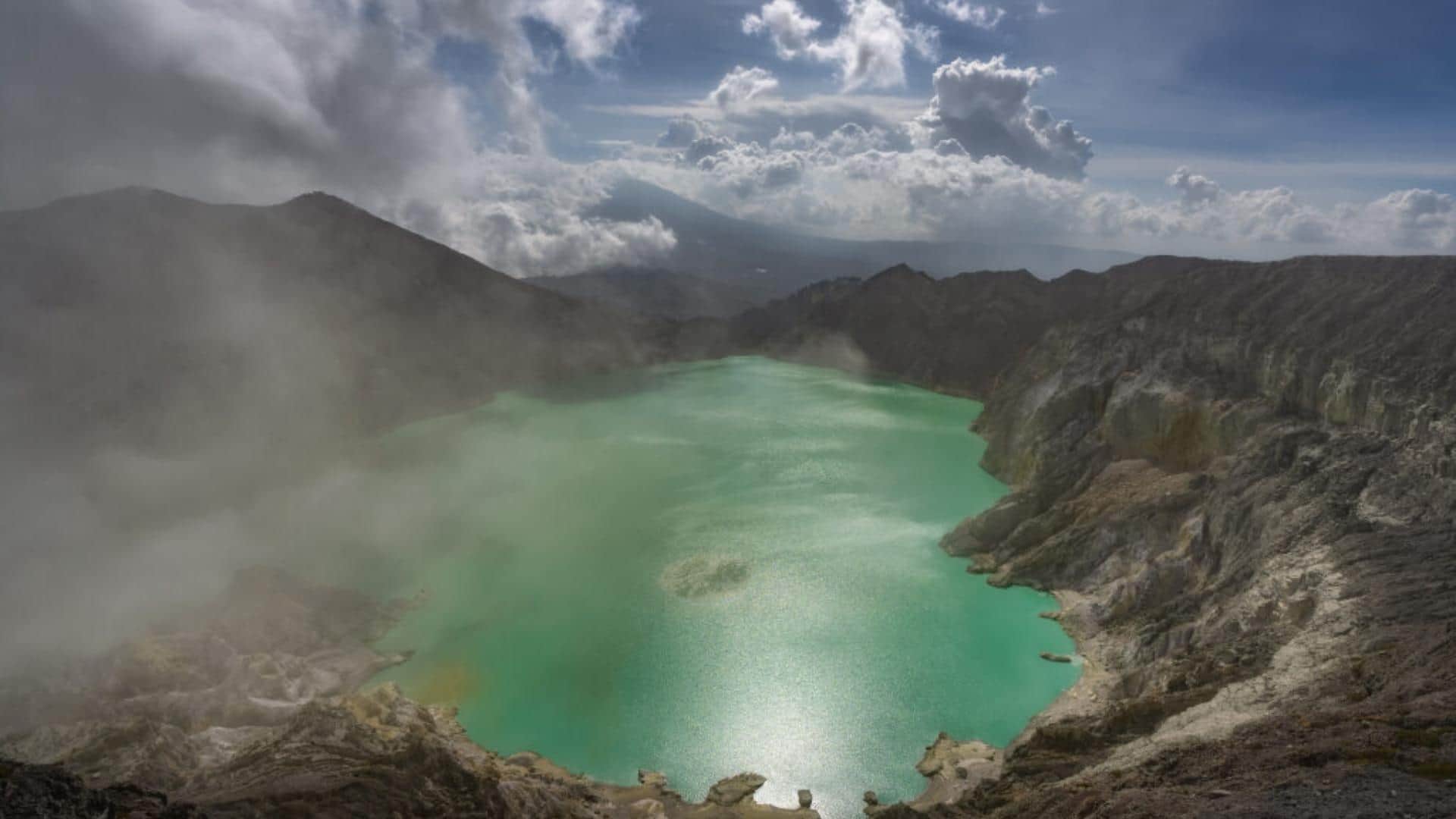 Mysterious Lake That Glows Like Turquoise at Night Know Interesting Facts in Hindi